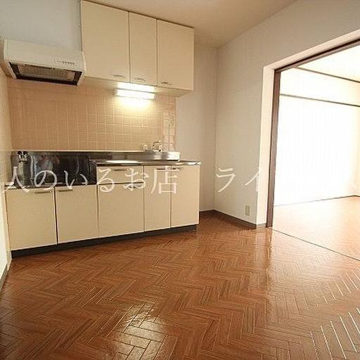 ダイニング部分がリビングと少し区切られているので匂いや汚れの広がりが多少軽減 敷地内に専用物置があるのでお荷物が多くても安心