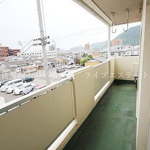 広いバルコニー 横幅が広いのでお布団が一度にたくさん干せます