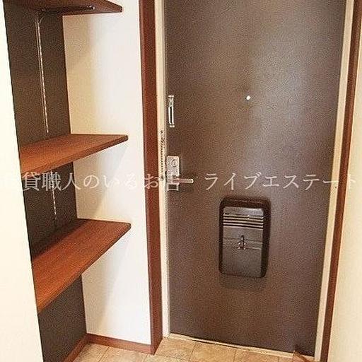 オープンな靴収納 可動式なので、高さのあるブーツも置きやすい