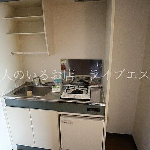 1口コンロ付きのキッチン 棚やまな板立てもついているので便利!!