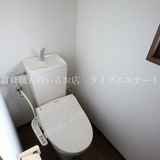 シャワートイレ トイレは窓付きで換気しやすいです