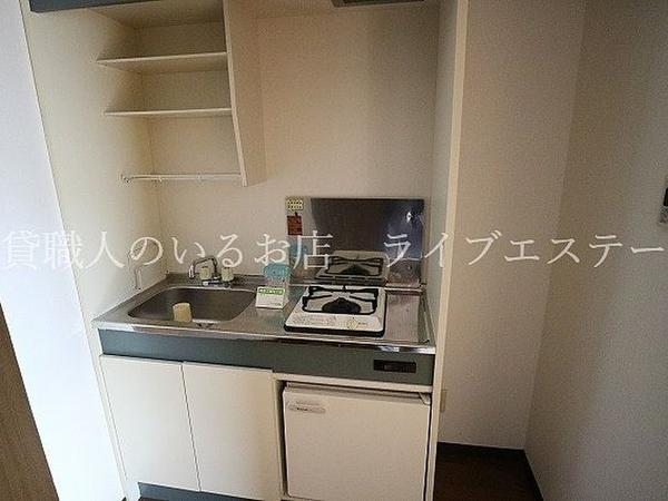 ガスコンロ付きのキッチン 棚付きで使い勝手がいいです