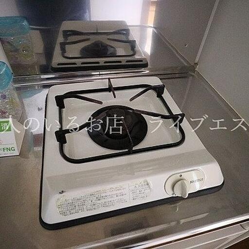 1口ガスコンロついてます ガスは火力が強くて湯沸かしも早いです