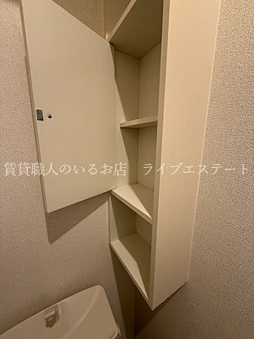 トイレに棚があるのでペーパーのストックなどの置場に便利