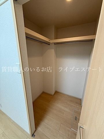 洋服以外にも、本棚や趣味アイテムの収納場所として大活躍!