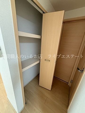 上下に収納たがっぷり 量によっては食器棚などなくてもここに全部しまえるかもしれません