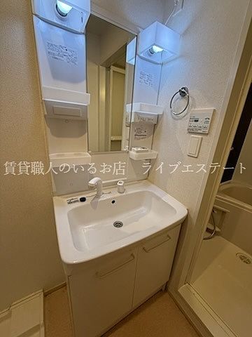 清潔感溢れるデザインのシャンプードレッサーです