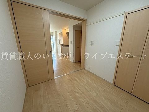 引戸を全開にすればLDKと段差なくつながっているので一体感があります