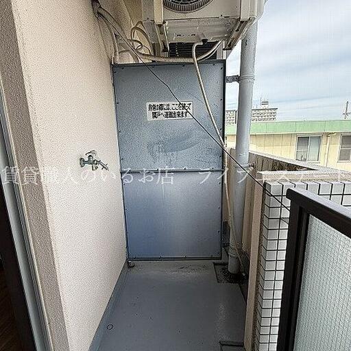 バルコニー(同タイプ303号室の参考写真です) 洗濯機置場はこちら。洗ったらすぐに干せて楽です