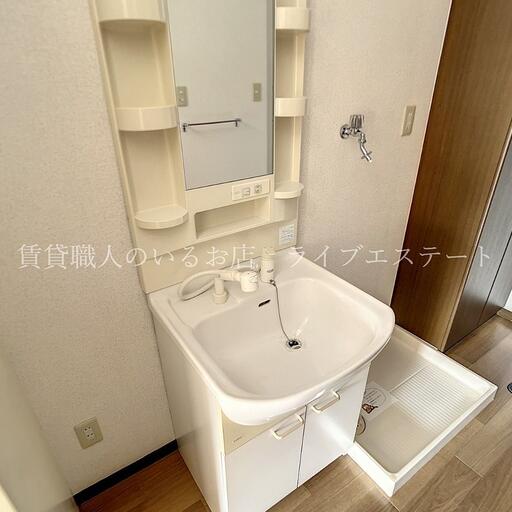 嬉しいシャンプードレッサー付き。洗濯機置場も室内でラクラク(同タイプ103号室の参考写真です) スーパーやドラッグストア、他にも各種商業施設がたくさん