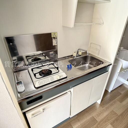 1口コンロ付きのキッチン(同タイプ103号室の参考写真です) シンク上に棚があるのでコップや調味料が置きやすい