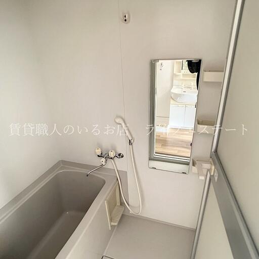 お風呂はゆったりしたサイズ(同タイプ103号室の参考写真です) このくらいのサイズがあれば十分リラックスできますね