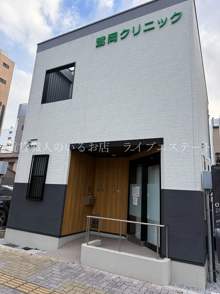 観光通り沿い2階建てテナント。クリニックでの間取りになっていますが用途自由。駐車所はコインパーキングが隣接しいて便利！最寄りのスーパーまで徒歩約1分。お昼ご飯の買い出しも徒歩圏内です