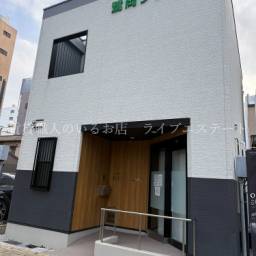 中新町Sテナント 観光通り沿い2階建てテナント。クリニックでの間取りになっていますが用途自由。駐車所はコインパーキングが隣接しいて便利!最寄りのスーパーまで徒歩約1分。お昼ご飯の買い出しも徒歩圏内です