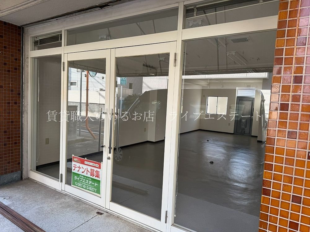ことでん琴平線三条駅まで徒歩約8分、徒歩圏内ですね。