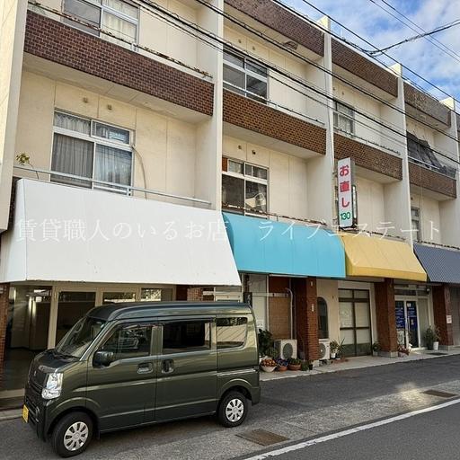 店舗の建物裏の駐車場1台が賃料に込み!!