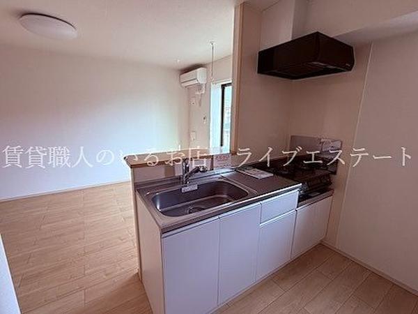 ガスコンロ設置済です。(同タイプ205号室の参考写真です) いつでもお好みの温度のお湯が出るシングルレバー水栓も