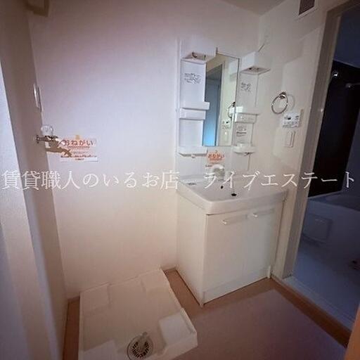 洗面化粧台(反転タイプ205号室の参考写真です) 収納付鏡を設えた、意匠性高い洗面化粧台。