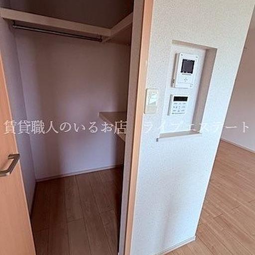 ウォークインクローゼット等収納充実(反転タイプ205号室の参考写真です) 大切な衣類を収納できる大型クローゼット