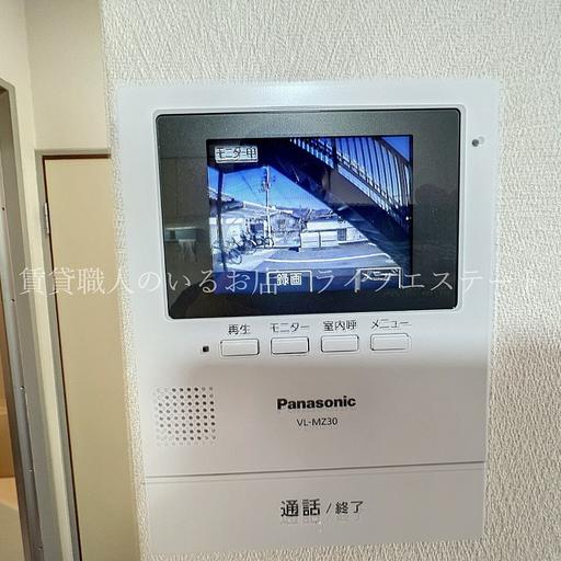 TVモニター付インターホン(同タイプ104号室の参考写真です) 不審者の侵入を未然に防ぐTVモニター付インターホンです