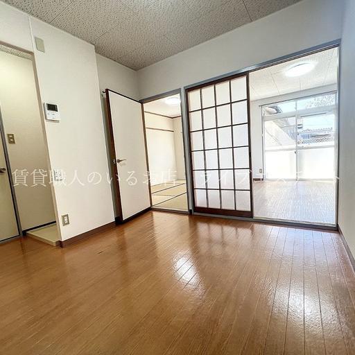 ダイニング横の洋室6帖はお子様のお部屋にも、第二のリビングにもおすすめ((同タイプ104号室の参考写真です) 古高松南駅へも歩いて行けます。通勤通学にべんりです