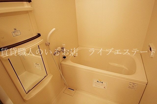 浴室乾燥付きで雨の日のお洗濯も安心（同タイプ303号室の参考写真です）