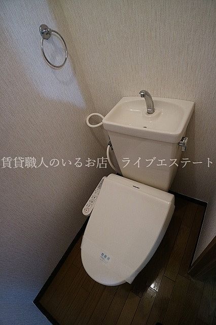 清潔な洗浄機能付温水シャワートイレ（同タイプ301号室の参考写真です）