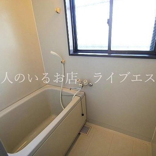 大きな窓で明るいお風呂(同タイプ205号室の参考写真です) 換気がしっかりできます