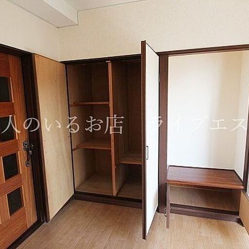 洋室収納(同タイプ205号室の参考写真です) 区切りの棚がとっても使いやすい