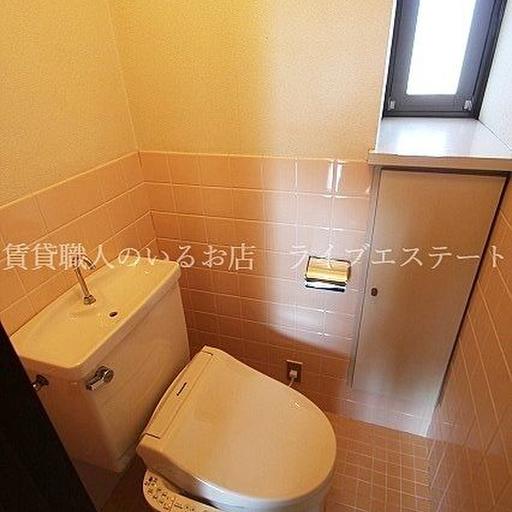 シャワートイレ(同タイプ205号室の参考写真です) こちらも窓付き