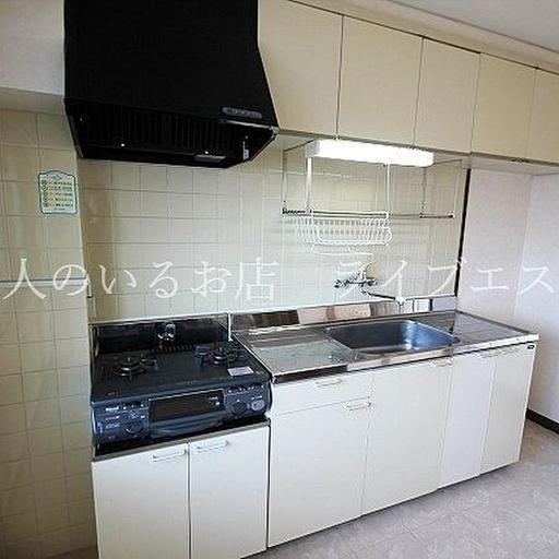 収納も十分あります(同タイプ205号室の参考写真です) ダイニングテーブルも置ける広さ