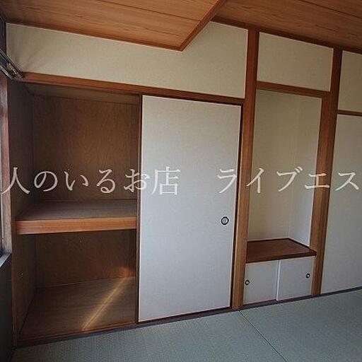 和室の収納(同タイプ205号室の参考写真です) 奥行きがあり、お布団もしまえます