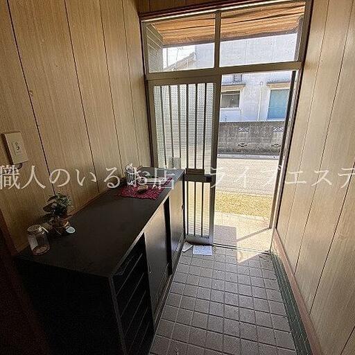 玄関は引き戸でたくさん荷物を持っていても出入りしやすい シューズボックスもあります