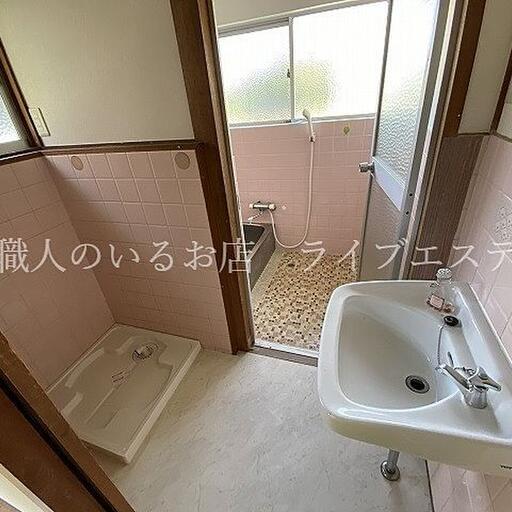 キッチン横の洗面所・洗濯置場 キッチンから近いのでお料理途中でも動きやすい