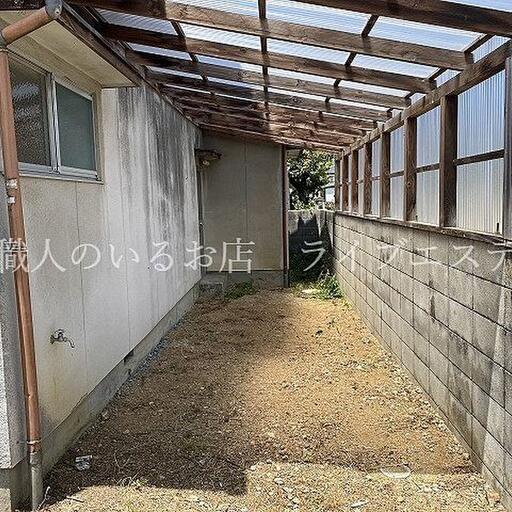 屋根付きの駐車場・1台分賃料込み 勝手口から出ても屋根がついているので助かります