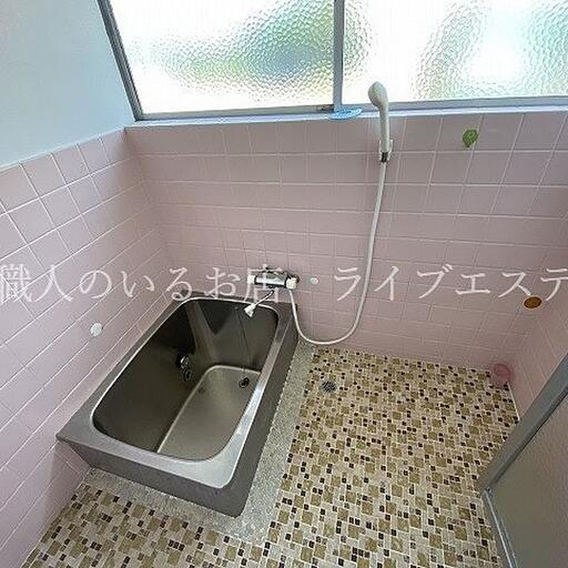 お風呂は窓もあって明るい雰囲気 昭和の雰囲気があって落ち着きます