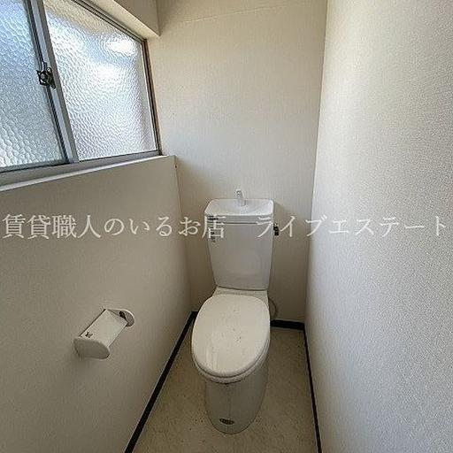 シンプルなトイレ 窓もあって明るく、換気しやすいです