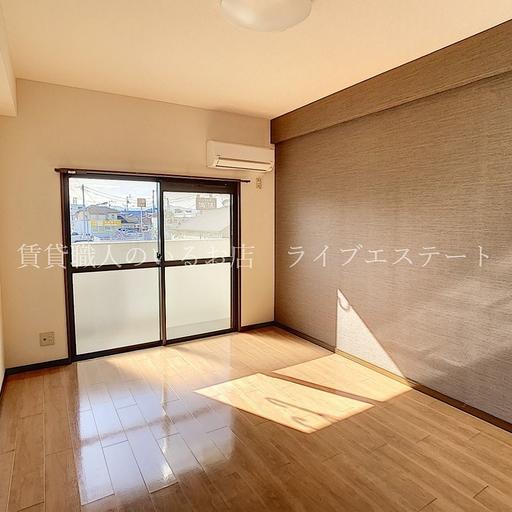 照明器具付き 南向きで明るい洋室 アクセントクロスが落ち着いた色味でオシャレな雰囲気を演出します