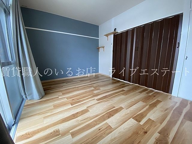 アコーディオンカーテンで閉め切ることができます