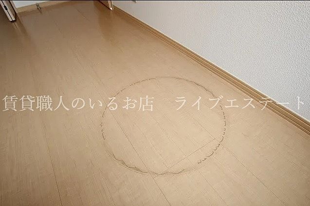 床についたタイヤの跡( ﾟДﾟ)